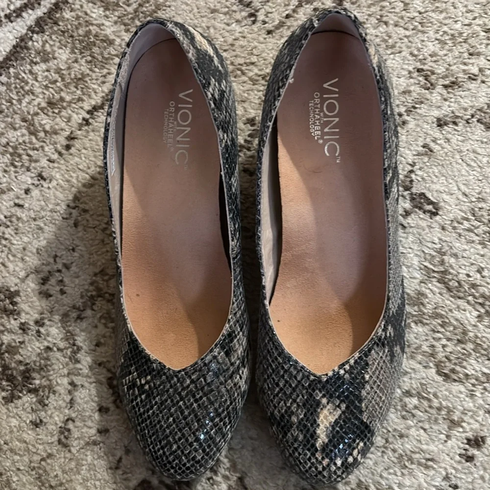 Vionic Antonia textured snakeskin reptile printed wedge pump shoes 9 - Picture 5 of 7